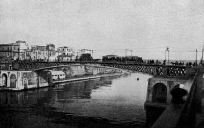 Tarento, Puente giratorio cerrado y ciudad vieja de Italian Photographer