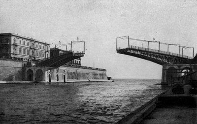 Tarento, Puente giratorio semiabierto de Italian Photographer