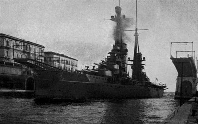 Tarento, R Nave Duilio a través del Canal navegable de Italian Photographer