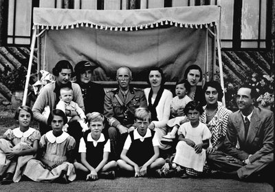 La familia real italiana. En el centro Víctor Manuel III. Entre los niños sentados, el tercero desde la izquierda es el príncipe Víctor Manuel, el último a la derecha es su padre Humberto II. Siglo XIX de Italian Photographer