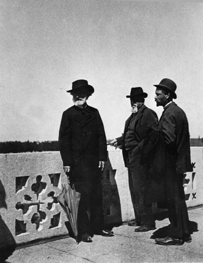 El compositor Giuseppe Verdi (1813-1901), el arquitecto Camillo Boito (1836-1914) y Noseda durante la visita de las obras de la casa de reposo para compositores (Casa di Riposo per Musicisti) alrededor de 1898 en la Plaza Buonarroti en Milán de Italian Photographer