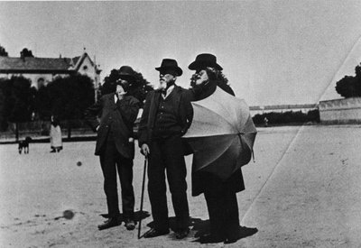 El compositor Giuseppe Verdi (1813-1901), el arquitecto Camillo Boito (1836-1914) y Noseda durante la visita de las obras de la casa de reposo para compositores (Casa di Riposo per Musicisti) alrededor de 1898 en la Plaza Buonarroti en Milán de Italian Photographer
