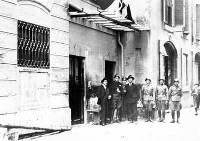 La primera sede del Partido Fascista en Milán en la Via Paolo da Cannobio. 1920s de Italian Photographer