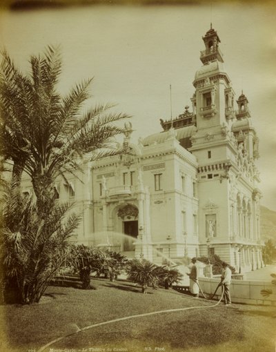 El teatro anexo al Casino en Montecarlo. En primer plano, una vista del jardín adornado con palmeras de Italian Photographer