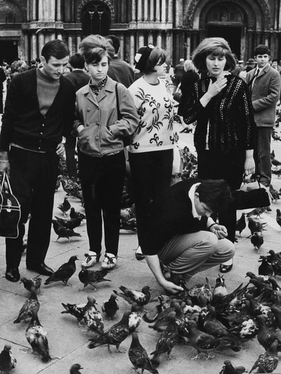 Turistas alimentando palomas, Piazza San Marco, Venecia, c.1970 (foto en blanco y negro) de Italian Photographer