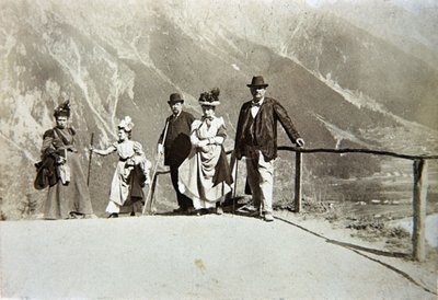 Turistas en las montañas, Italia, c.1895 de Italian Photographer