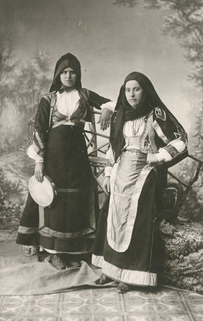 Dos mujeres con trajes tradicionales de Belvi y Aritzo, Cerdeña, Italia, hacia 1910 de Italian Photographer