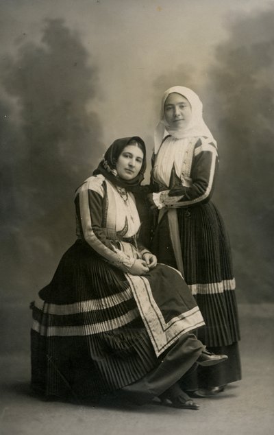 Dos mujeres con trajes tradicionales, Fonni, Cerdeña, Italia, hacia 1915 de Italian Photographer