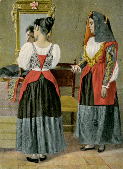 Dos mujeres con trajes tradicionales, Sennori, Cerdeña, Italia, fotografía de G Dessi, Cagliari de Italian Photographer