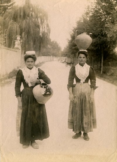 Dos mujeres jóvenes con jarras de terracota, Roccaraso, Abruzos, Italia, hacia 1905 de Italian Photographer