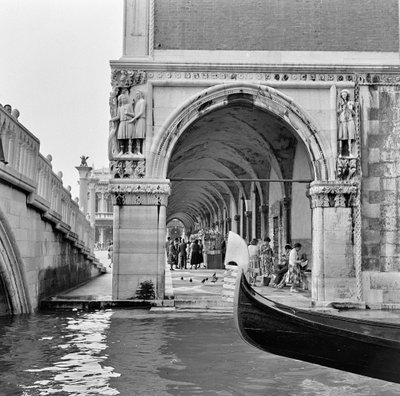 Escena veneciana, c.1960 de Italian Photographer