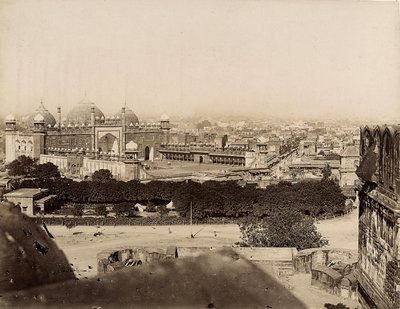 Vista de la ciudad de Agra y la Mezquita Moti (Fuerte de Agra), c.1890 (impresión de gelatina de plata) de Italian Photographer
