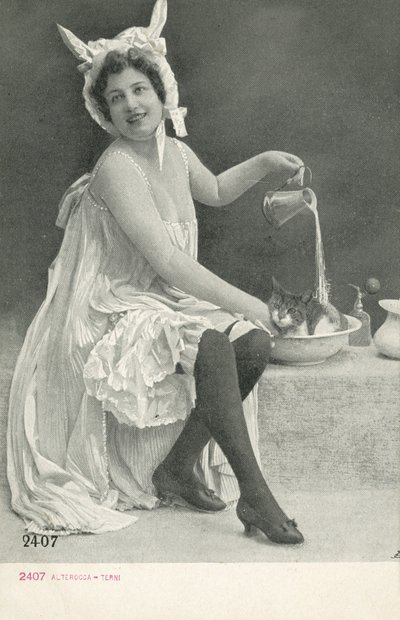 Mujer con un sombrero con orejas de burro de Italian Photographer