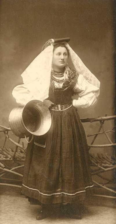Mujer con traje tradicional y recipiente de cobre en la mano, Abruzos, Italia de Italian Photographer