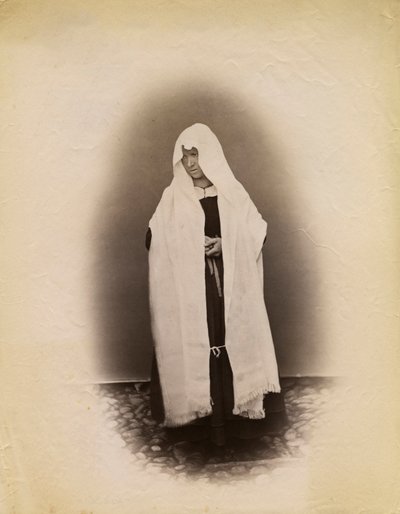 Mujer con ropa de viuda, Parre, Lombardía, Italia, fotografía de Premiata Fotografia Taramelli, Bérgamo de Italian Photographer