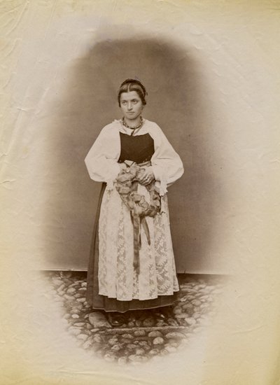 Joven con vestido de novia y sosteniendo un anillo de pan envuelto en cinta, Parre, Lombardía, Italia de Italian Photographer