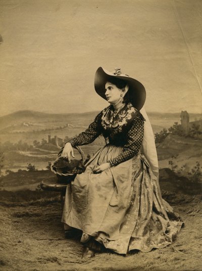 Joven mujer con ropa y sombrero de paja del campo de Siena, Toscana, Italia, fotografía de Paolo Lombardi, Siena, ca 1890 de Italian Photographer