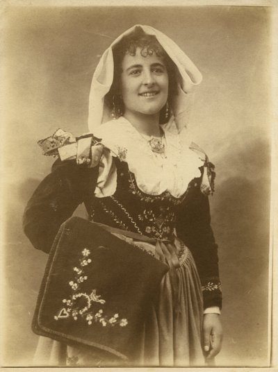 Mujer joven con traje tradicional y tocado, Abruzos, Italia de Italian Photographer
