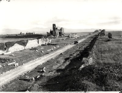 Vista de la Vía Apia con el templo en ruinas de Hércules y la Villa dei Quintilii de Italian Photographer Italian Photographer