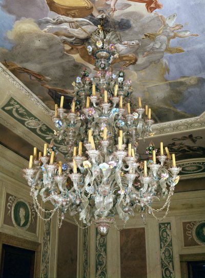 Lámpara de araña de vidrio de Murano del siglo XVIII en la fundación Querini - Stampalia de Venecia de Italian School