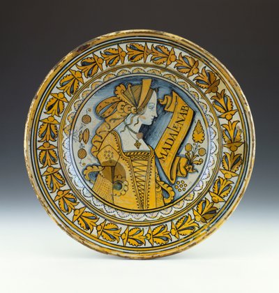 Un plato de retrato de Deruta azul y dorado lustre que representa a una joven de perfil e inscrito Madalena B, c.1525 de Italian School