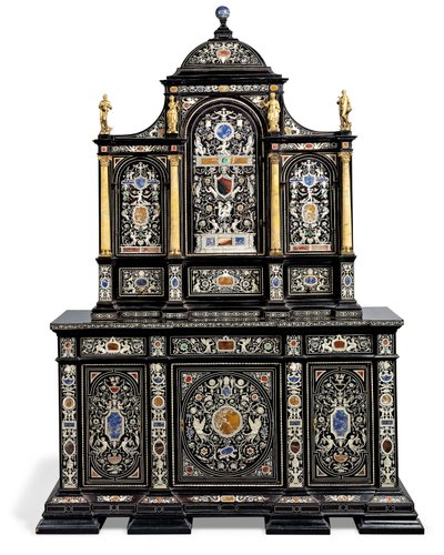 Gabinete italiano con montura de ormolú, marfil y piedras duras incrustadas en ébano y ebonizado de Italian School