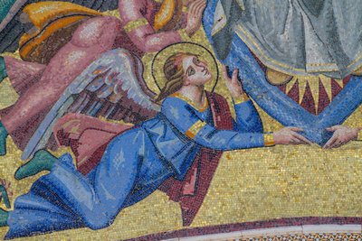 Ángel, detalle de la Asunción de María a la gloria, mosaico, frontón de la entrada central de la fachada de la catedral de Orvieto, Umbría, Italia de Italian School