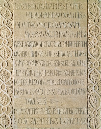 Arqueología de la Edad Media. Arte bárbaro de Lombardía: lápida de la Reina Ragnetrude (Raginthruda) data de 740-750. Arte lombardo. Pavía, Museo Cívico, Sección Arqueológica de Italian School