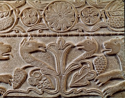 Arqueología de la Edad Media. Arte bárbaro de Lombardía: pluteus de la princesa Theodote, amante del rey Cunipert llamado el Piadoso. Detalle de la placa con grifos, alrededor del año 720 de Italian School
