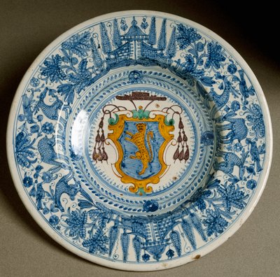Escudo de armas del cardenal. Plato de cerámica producido en Deruta, Italia de Italian School