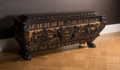 Cassone (nogal tallado y dorado) de Italian School