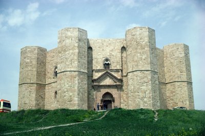 Castel del Monte, construido durante el reinado del Emperador Federico II (1194-1250) c.1240-50 de Italian School
