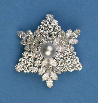 Broche de copo de nieve circular y marquesa de diamantes por Bulgari de Italian School