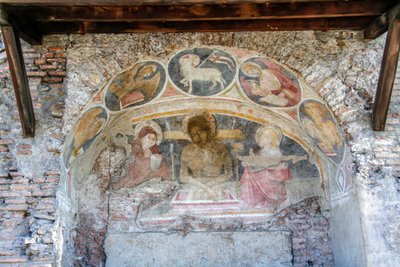 Deposición de Cristo entre la Virgen María, San Juan, con símbolos de los Evangelistas y Agnus Dei en el arco de Italian School