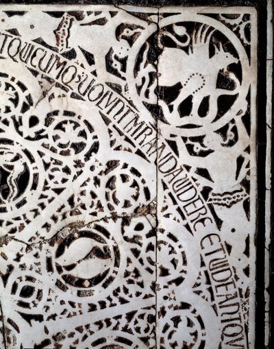 Detalle del piso original de mármol (siglos XI-XIII) de Italian School