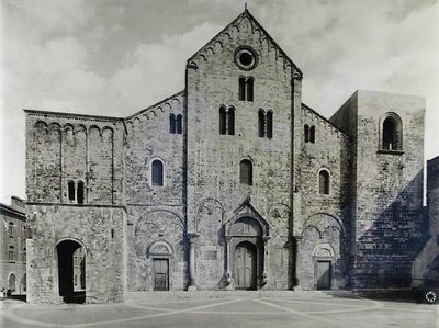 Fachada de la basílica, fundada en 1087 para recibir las reliquias de San Nicolás (foto en blanco y negro) de Italian School