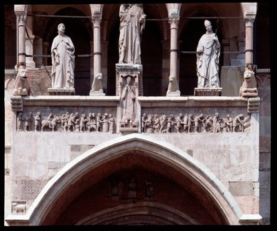 Friso de los meses de la entrada principal de Italian School