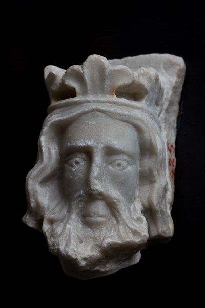 Génova, Museo de San Agustín: fragmento de cabeza coronada, de escultor desconocido del norte de Francia; siglos XIII - XIV de Italian School