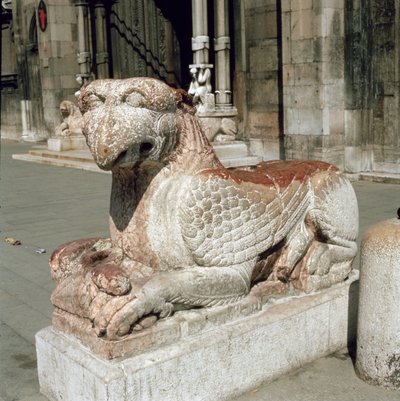 Grifo acostado sobre un pedestal, mediados del siglo XIII de Italian School