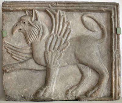 Grifo (o grype). Bajo relieve esculpido, mármol, Venecia (Italia) siglo XII. Galería Nacional, Palacio Sternberg, Praga (República Checa). de Italian School