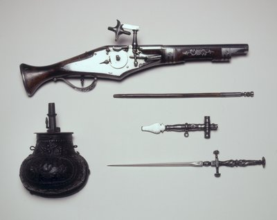 Grupo de Armas: Pistola de Rueda, Llave de Cuerda, Frasco de Pólvora y Estilete de Italian School