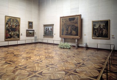 Sala del museo presentando La Adoración de los Magos de Vinci, el Bautismo de Cristo de Verrocchio y Vinci, la Santísima Trinidad con la Virgen y Santos de Signorelli de Italian School