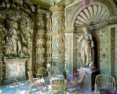 Interior de la gruta, de la Villa la Pietra de Italian School