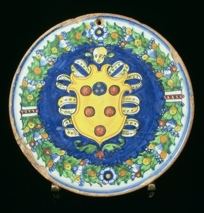 Plato de mayólica con el escudo de armas de los Medici con un borde de follaje y frutas, italiano, siglo XVI de Italian School