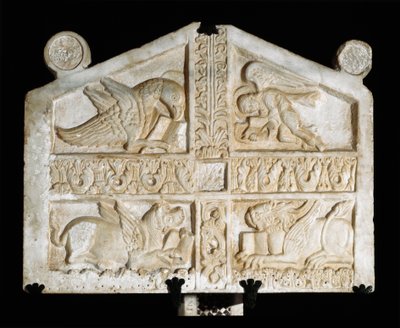 Escultura de mármol con símbolos de los evangelistas (tetramorfos). Escultor lombardo anónimo del siglo IX. Fara Sabina (Rieti), Abadía de Farfa de Italian School
