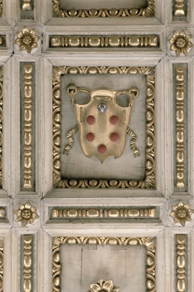 Escudo de los Medici, del plafón de la iglesia (estuco) de Italian School