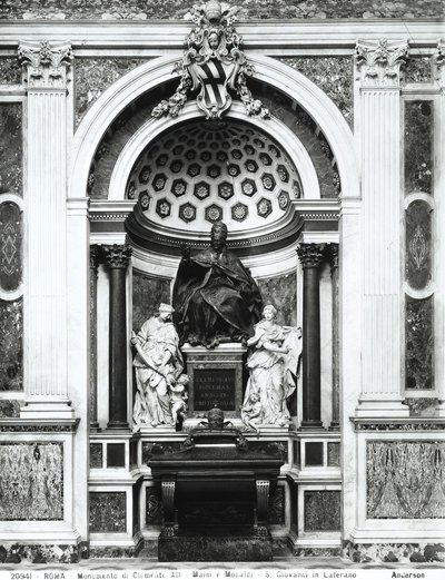 Monumento al Papa Clemente XII (1652-1740) con urna y columnas de pórfido del Panteón, entre Templanza (L.) y Prudencia (R.) en la Capilla Corsini de Italian School