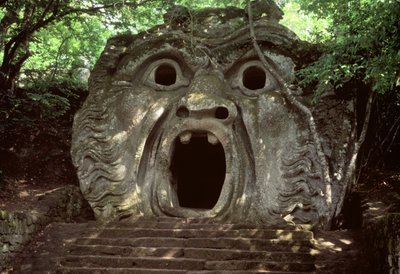 Boca de una cueva fantástica, escultura de piedra en el "Parco dei Mostri" de Italian School