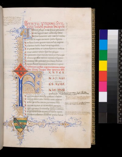 Ms 329. Statius, Thebaid, f.19r. Inicial iluminada [F] en azul con decoración reservada para el incipit, e inicial menor [A] en oro para el argumentum, y florecimiento de pluma intrincado de oro y azul, extendiéndose para formar un folio en forma de L de Italian School