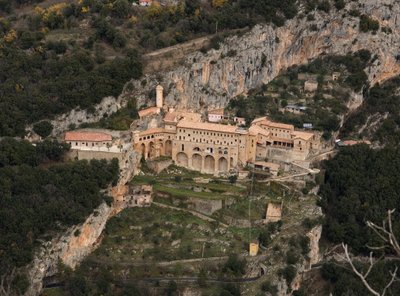 Vista general del Monasterio de San Benedetto (Sacro Speco) construido desde el siglo XII, Subiaco (Roma), Italia de Italian School